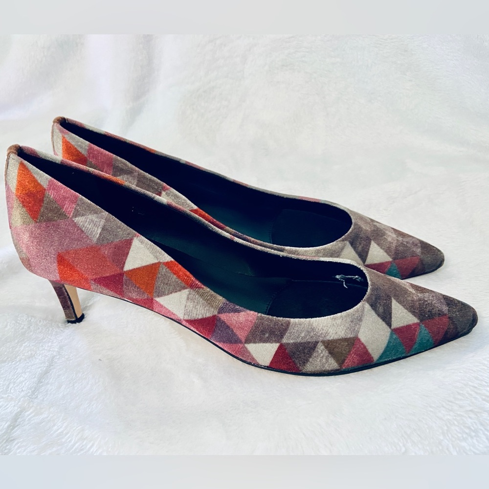 Tommy by Vaneli velvet pump size 7.5. New in box